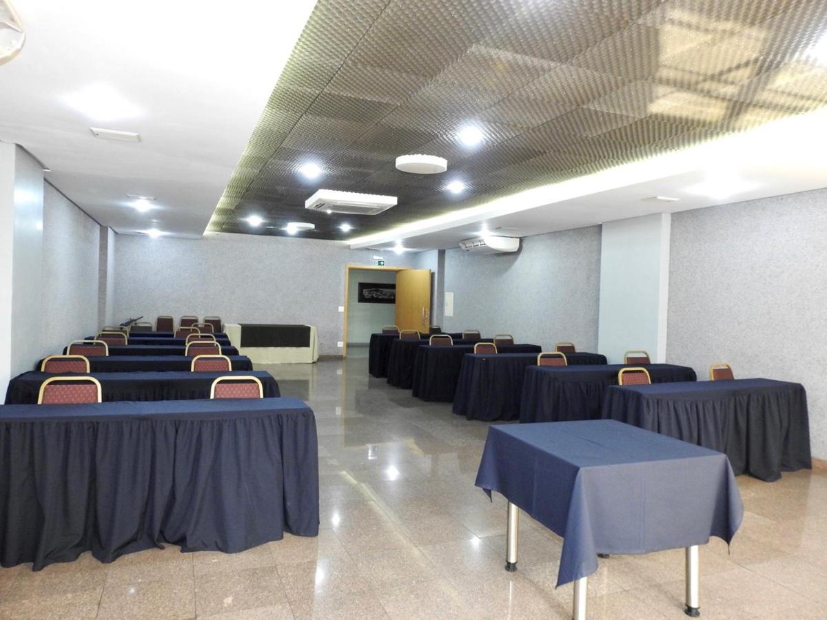 Constantino Hotel E Eventos Жуис-ди-Фора Экстерьер фото A conference room at the hotel