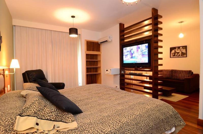 Constantino Hotel E Eventos Жуис-ди-Фора Экстерьер фото A bedroom with a television